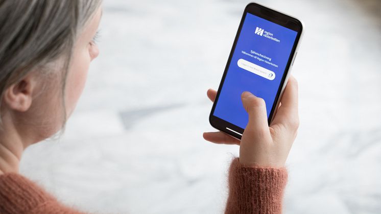 Genom att invånare kan checka in med sin mobil kan köer och fysiska kontakter minskas vid besök till vården. Foto: Jan Alfredsson/Region Västerbotten.