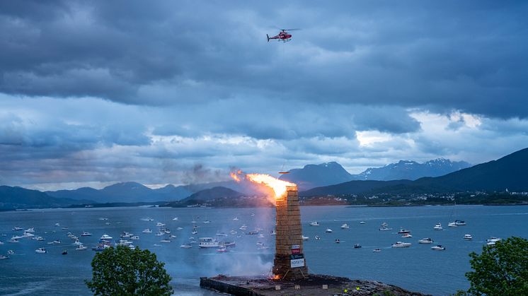 Whopperen flammegrilles fra helikopter over Slinningsbålet. Foto: Karl Otto Kristiansen, for Burger King