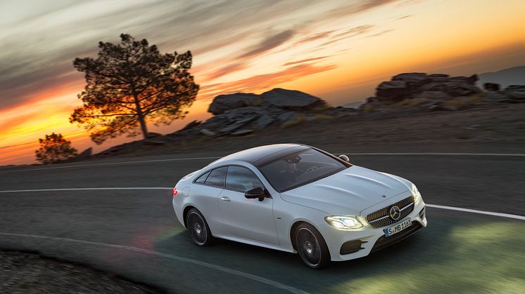 Den nye E-Klasse coupé fra Mercedes-Benz kombinerer på elegant vis det tydelige og sensuelle coupé-design med komfort og teknologi fra øverste hylde