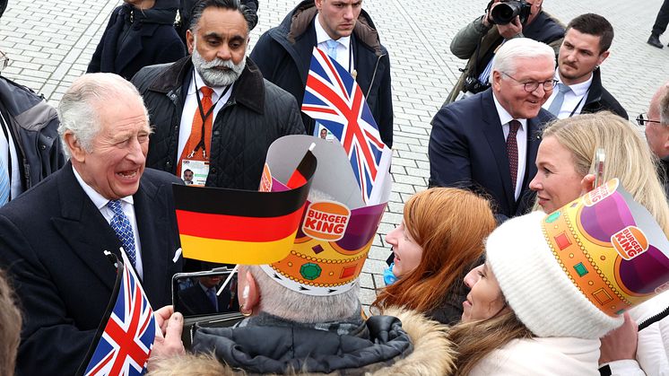 König Charles III. inmitten wartender Fans mit der königlichen Sonderedition der Burger King® Krone im Zeichen von Gleichberechtigung und Individualität.