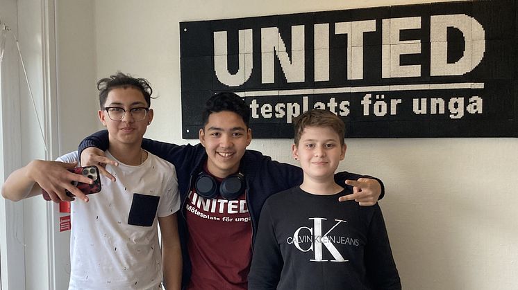 Tre av de unga i Oskarström som är engagerade i mötesplatsen United: Samuel Duljaj, Ilyas Yaghoubi och Antonio Mezei. 