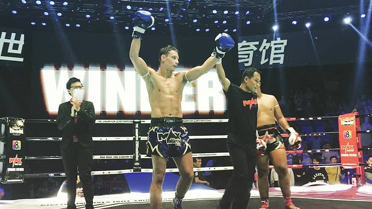 Den professionelle thaibokser Rain Brandt, som kæmper med gåpåmod (og med Zinzino)