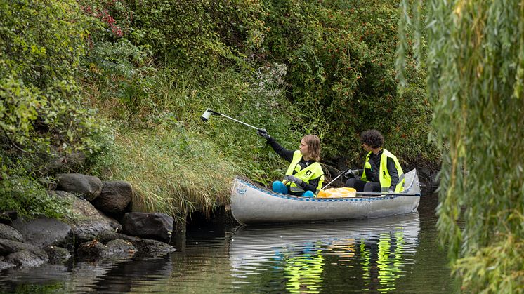 Städning från vattnet av Malmö kanotklubb. Foto: Thule Group/André de Loisted