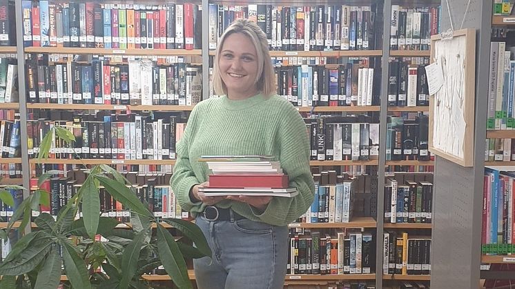 Lesen macht Teilhabe: Hephata Diakonie stattet Bücherei in Neustadt mit Büchern in Leichter Sprache aus