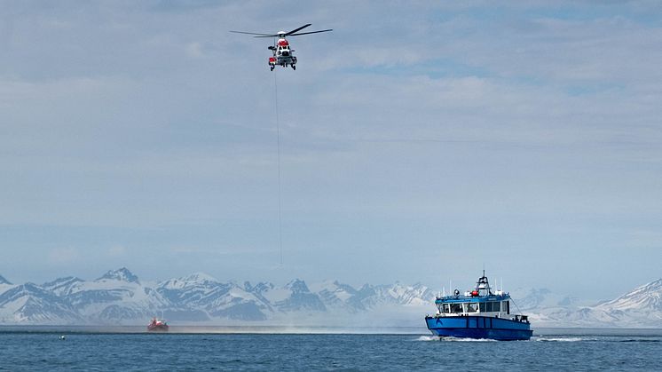 Hanna Resvoll tar del i en søk- og redningsøvelse med redningstjenesten. Foto: Stefan Claes