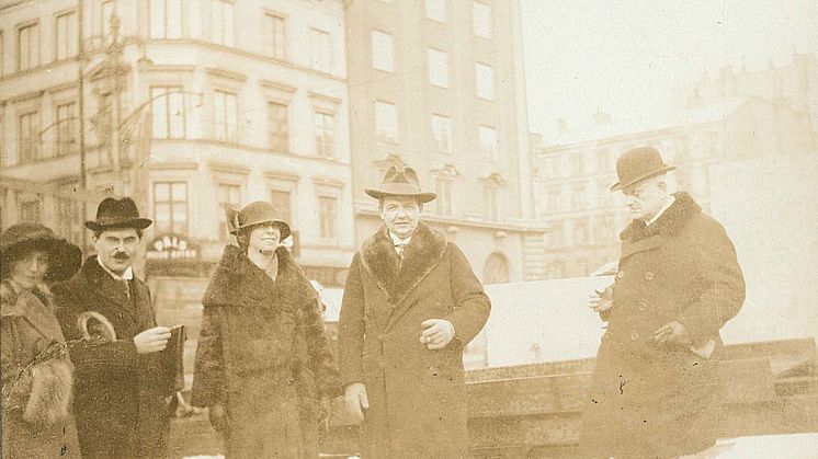 Jean Sibelius, längst till höger, besöker bygget av Konserthuset vid Hötorget 1924. Vid samma besök ledde han Kungliga Filharmonikerna i uruppförandet av Symfoni nr 7.