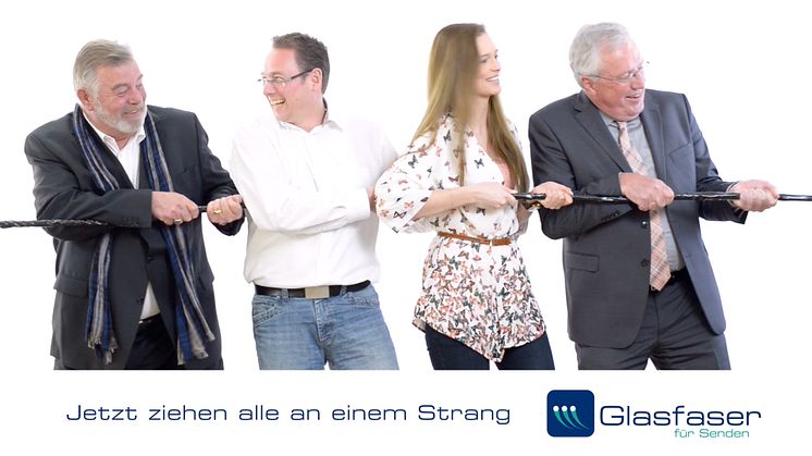 Harry Wijnvoordt, Bürgermeister Sebastian Täger, TV-Topmodel Linda Niewerth und der ehemalige Bürgermeister Alfred Holz zogen an einem (Glasfaser)-Strang - mit Erfolg   