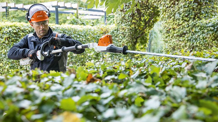 Effektivt och bekvämt med nya batteridrivna stånghäcksaxar från STIHL