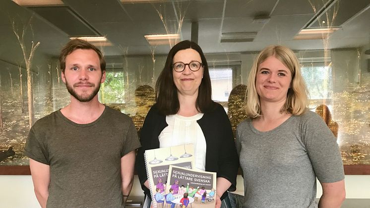 Gymnasie- och ungdomsminister Anna Ekström med RFSU:s sexualupplysare Linus Lundby och Kerstin Isaxon