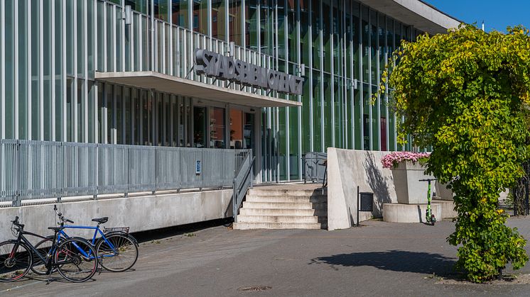 Halmstads första stadsbibliotek invigdes för hundra år sedan. Här huvudentrén till det nuvarande, invigt 2006. Bild: Joakim Leihed 