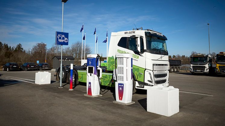 Nyligen öppnade en ny laddstation för tung trafik hos Volvo Lastvagnars återförsäljare Lidbil Lastvagnar på Björkhagsgatan 5. 