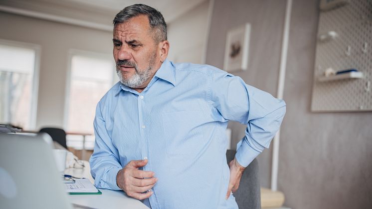Die Generation 50 plus ist von sitzbedingten Beschwerden wie Rücken-, Schulter- und Nackenschmerzen besonders häufig betroffen. / Bild: iStock 1472266526