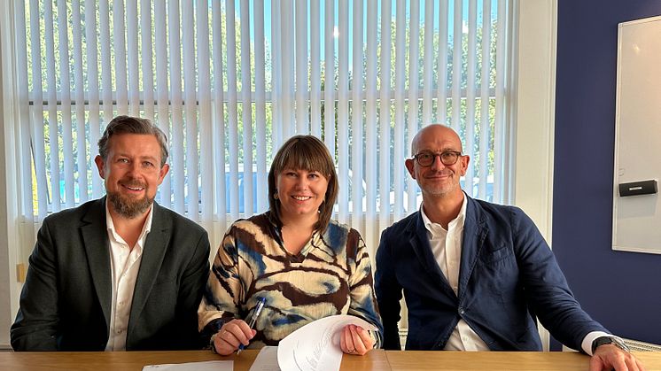 Underskriften blev sat i fællesskab fra venstre afdelingschef Peter Hansen, Rasmus Friis A/S, adm. direktør Fanny Villadsen, Odsherred Forsyning og COO Søren Laubjerg Daugaard, Rasmus Friis A/S.