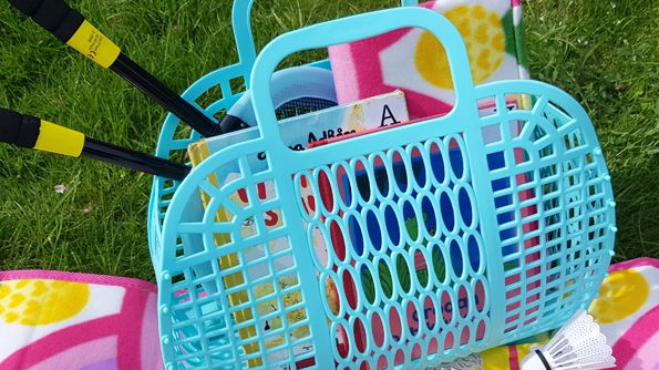 Piteå pop-up bibliotek erbjuder en picknickkorg packad med bilderböcker för mysiga sagostunder.