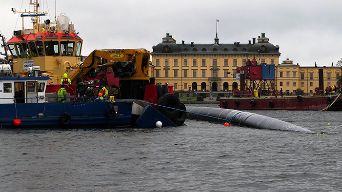 En ny huvudvattenledning sänks ner i Drottningholmssundet för att säkra dricksvattnet för ytterligare en halv miljon Stockholmare.