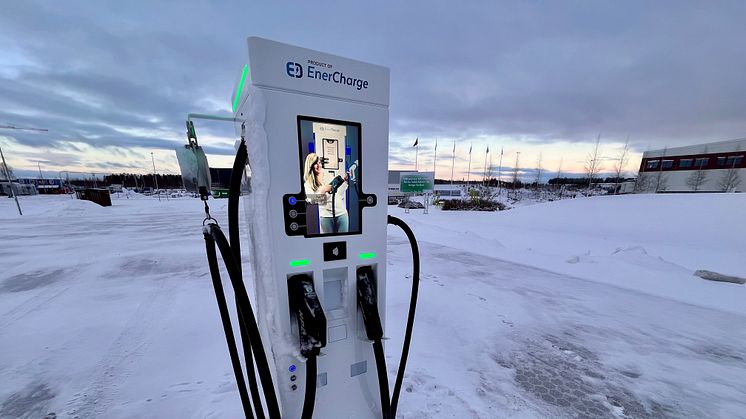 Laddstationen i Umeå är utrustad med två 350 kW-laddare med sammanlagt fyra laddpunkter. Laddar fler samtidigt vid samma laddare blir det 175kW per laddpunkt.