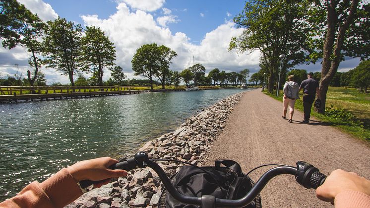 Att cykla längs Göta kanal har varit populärt bland hemestrande besökare i sommar. Foto: Visit Linköping