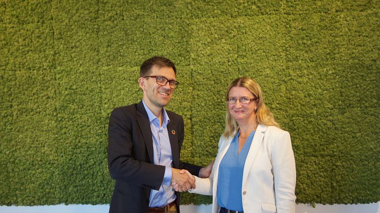 Mattias Goldmann, 2030-sekretariatet, välkomnar nya partnern Christel Grip, Widrikssons Åkeri. Foto: Fores