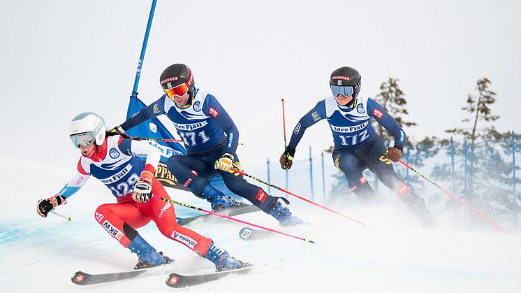 Kamp mellan Fanny Smith, Sandra Näslund och Alexandra Edebo under skicross-VM 2021 i Idre. Foto: Erik Segerström/Ski Team Sweden Skicross