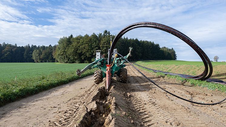 Künftig kann in Tann und Reut mehr erneuerbare Energie aufgenommen und verteilt werden. Mit dem Kabelpflug wurden Leerrohre für die künftige Kabelleitung in die Erde eingebracht.