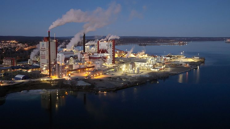 Råvaran i form av tallolja till det nya raffinaderiet kommer att levereras från Östrands massafabrik nära Sundsvall. Bild: SCA