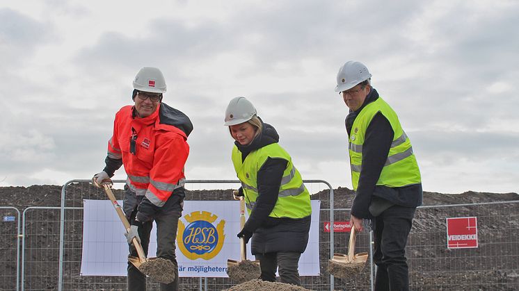 Första spadtaget togs av Ulf Sterner, regionchef Veidekke Bygg Syd, Maria Strandberg, lägenhetsköpare och Kent Andersson, ordförande HSB Malmö.