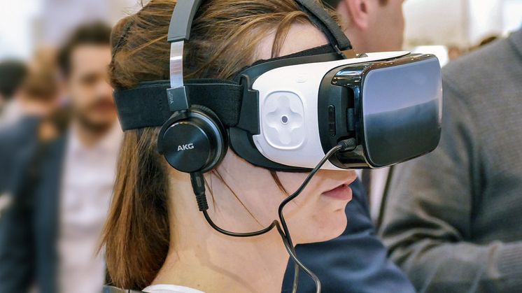 I ett av de nya projekten ska man undersöka hur VR-tekniker kan designas och användas för hållbar kompetensutveckling inom industrisektorn. Foto: Thomas Meier, Pixabay
