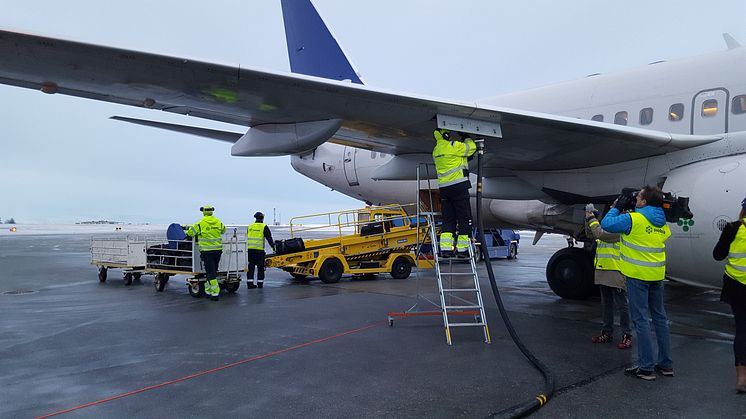 Tankning av biobränsle på Åre Östersund Airport. Nu nomineras Swedavia till pris för biobränsleupphandlingen. Foto: Marie Lewholt