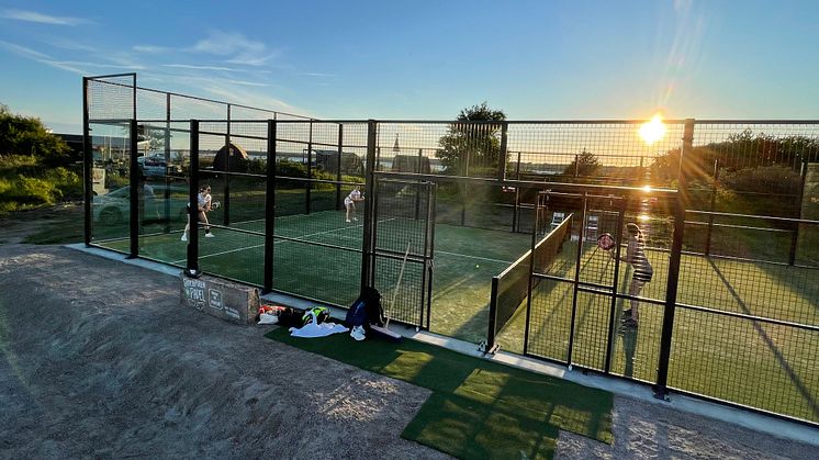 Padelmatch en härlig sommarkväll på Söderpiren padel i Halmstad. Foto: Peter Gereny