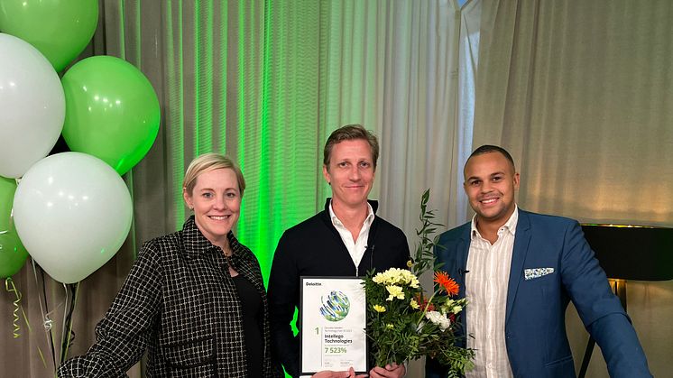 Claes Lindahl, vd och grundare för Intellego Technologies, tillsammans med årets värdar Ester Sundström och Rasmus Dahlberg från Deloitte.