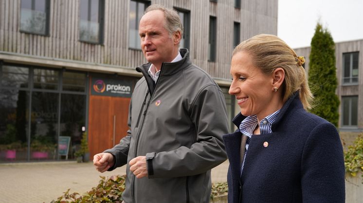 Prokon-Vorstände Henning von Stechow und Katharina Beyer vor dem Firmenhauptsitz in Itzehoe