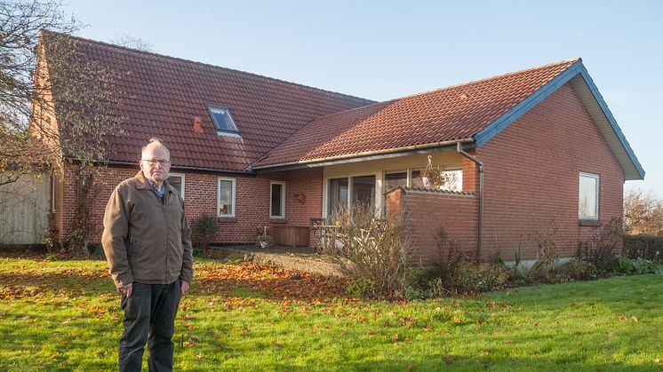 Andreas Sunesen i Roum foran sit hus, hvor nogle af de allerførste B&C Danflock tagsten blev oplagt i 1985. 