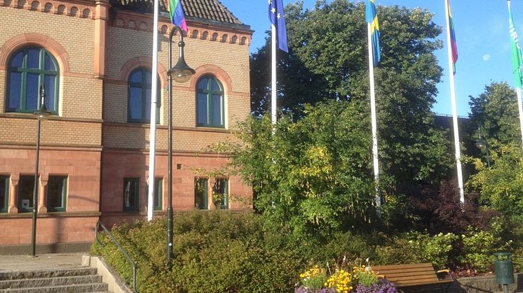 Så här såg det ut utanför Sjöbo kommunhus 2015 då regnbågsflaggan hissades första gången.