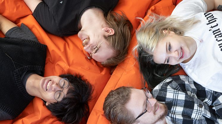 ﻿﻿Jakob Gardelin, Martin Ingemarsson, Diana Alistar och Eh Soe möttes på Campus Skellefteå och är alla aktiva inom studentföreningen. Foto: Patrick Degerman