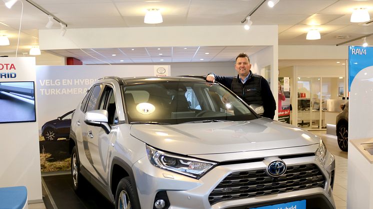 Toyotas hybridbiler er svært ettertraktede i markedet, sier Tor Anders Johansen, salgssjef hos Nordvik Toyota Mosjøen. Foto: Nordvik AS.