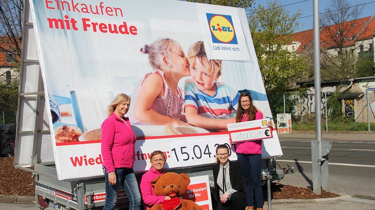 Spenden mit Freude: 1.000 Euro gab es für Bärenherz bei der Wiedereröffnung des Lidl-Markts in der Holzhäuser Straße