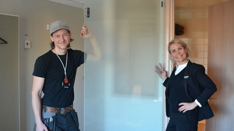 Jessica Norgren, VD på Clarion Hotel Sign, här tillsammans med Sam Andersson, från Zengun, hotellets dörrhjälte.