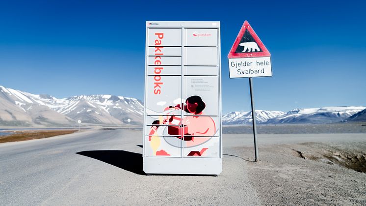 MILEPÆL: Pakkeboks nummer 1.800 er plassert ut Longyearbyen på Svalbard. Foto: SwipBox/Emil Vinther