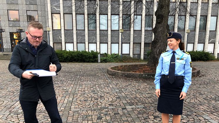 Staffan Jansson (S) kommunstyrelsens ordförande och Sara Ekström, lokalpolisområdeschef Västerås undertecknade Medborgarlöftet 2021 den 18 november utanför stadshuset i Västerås.