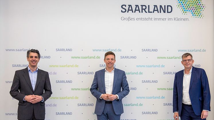 Deutsche Glasfaser plant Glasfaseranschlüsse für zwei Drittel aller Haushalte im Saarland: David Zimmer, Gründer von inexio, Tobias Hans, Ministerpräsident des Saarlandes, und Thorsten Dirks, CEO von Deutsche Glasfaser. (Staatskanzlei Saarland/Pf)