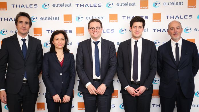 From left to right: Patrice Caine (Thales), Delphine Gény-Stephann (French Minister), Rodolphe Belmer (Eutelsat) Julien Denormandie (French Minister) and Stéphane Richard (Orange)