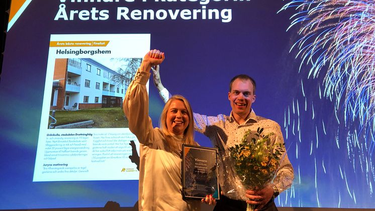 Håkan Andersson, projektledare och Åsa Eriksson, projektsamordnare från Helsingborgshem var på plats för att ta emot det fina priset. Foto: Helene Ahlberg, Sveriges Allmännytta 