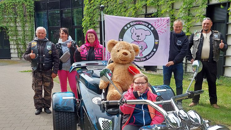 Die Bärentriker um Olaf Kresse (2.v.r.) bringen ihre tolle Spende natürlich motorisiert nach Markkleeberg