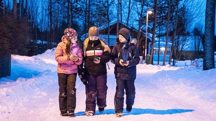 Barn i Västerbotten spelar Pokémon Go i december 2016