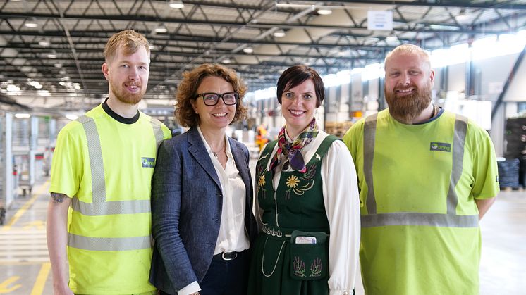 Terminalarbeiderne  Kristian (til venstre) og Asbjørn Rasmussen gleder seg til å ta i bruk sin nye arbeidsplass. Her er brødrene sammen med konsernsjef Tone Wille (nummer to fra venstre) og terminalsjef Siri Tansø.