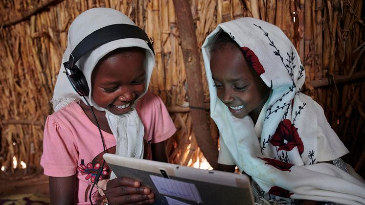 Children use their tablet and work with each other at the UNICEF supported Debate e-Learning Centre in a village on the outskirts of Kassala, the capital of the state of Kassala in Eastern Sudan. © UNICEF/UNI232328/Noorani
