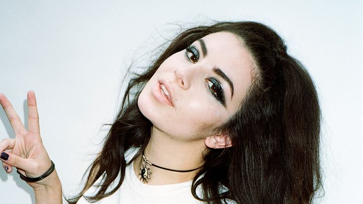 Englands nye synthpop-stjerne Charli XCX klar til at give sit første soloshow i DK