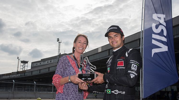 Nelson Piquet Jr. gewinnt die Trophäe für die schnellste Runde beim Formel-E DHL Berlin ePrix