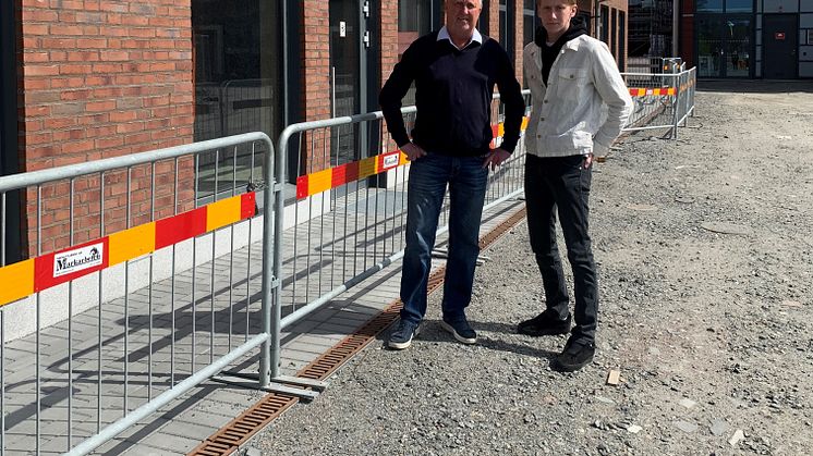 Mikael Beckman med sonen Kasper framför fastigheten där O’Learys Mölnlycke kommer ligga. De kommer tillsammans att driva den nya restaurangen/sportbaren.