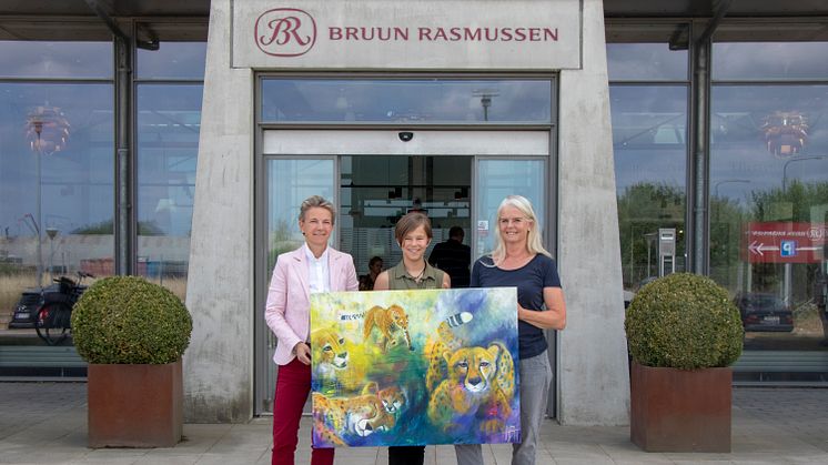 Her ses Alexa Bruun Rasmussen, Sara og kunstneren Helle Borg Hansen med gepardmaleriet.
